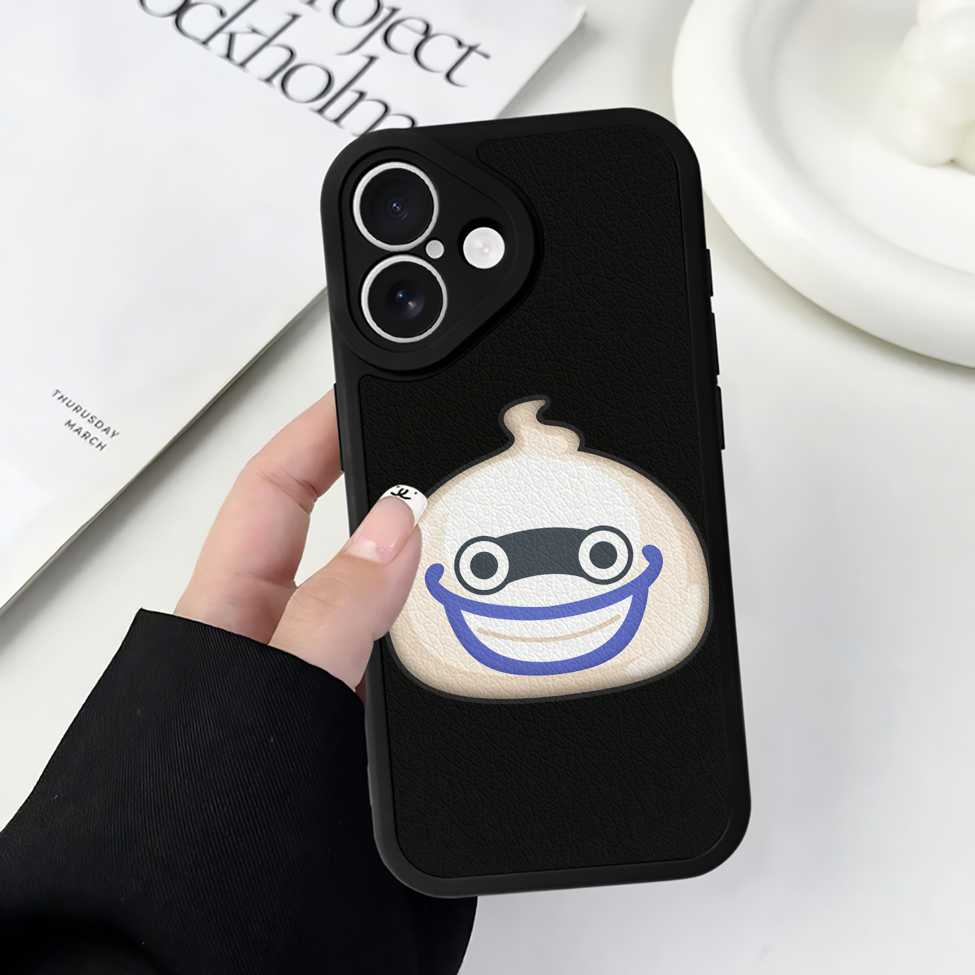 （画像用） 妖怪ウォッチ Yo-kai Watch 【iPhone 16シリーズ対応】シリコンスマホケース（レザー調） 材質：シリコン